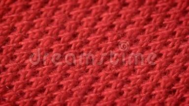 红色棉织物与聚酯。 织一个梭子鱼。 宏观拍摄。