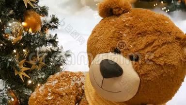 玩具棕熊作为装饰在漂亮的圣诞树附近的<strong>商场</strong>或购物<strong>中</strong>心