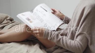 一个女人带着曼陀罗看报纸，她翻页