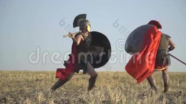 罗马战士用长矛攻击对手，动作缓慢