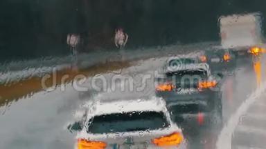 雨中公路<strong>交通堵塞</strong>的景象。 <strong>汽车</strong>连续行驶。 雨点般的落在窗户上，一道道道痕