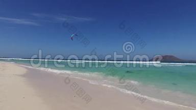 弗特文图拉：伟大的Playas海滩，最著名的冲浪和风筝冲浪海滩之一，<strong>晶莹</strong>剔透的水
