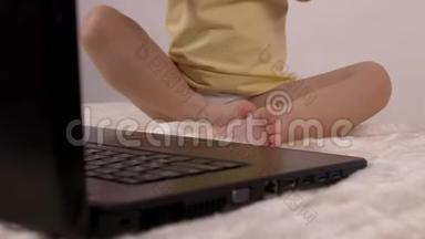 一个小孩按下笔记本电脑键盘上的按钮，特写，婴儿和电脑，放松