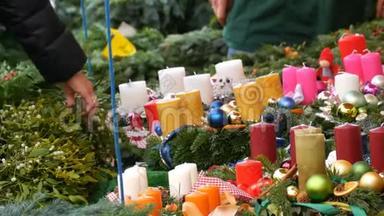 许多不同的五彩蜡烛作<strong>为</strong>圣诞节和新年的装饰，被冬青的树枝包围着