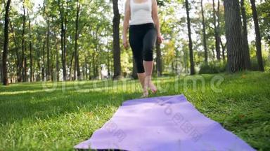 40岁的女人在当地公园的<strong>垫子</strong>上做健身运动的镜头。 照顾他们的精神和