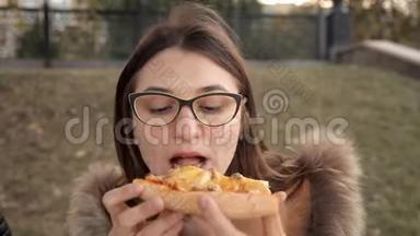 年轻女孩在镜头前吃着美味的披萨和鸡肉和蘑菇