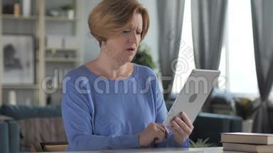 老年妇女在使用平板电脑时<strong>应对</strong>经济损失