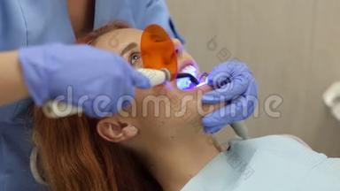 <strong>牙医</strong>的女孩，<strong>牙医</strong>医生用紫外线灯照在她的牙齿上