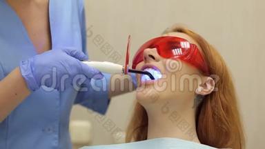 <strong>牙医</strong>的女孩，<strong>牙医</strong>医生用紫外线灯照在她的牙齿上