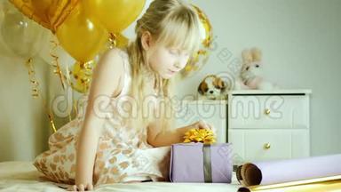 金发女孩7年用纸包了一盒礼物。 生日礼物概念