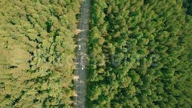 空中无人机在森林道路上射击。 无人机飞过<strong>马路</strong>，汽车