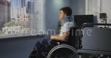 坐在轮椅上<strong>住院</strong>的青少年<strong>病人</strong>