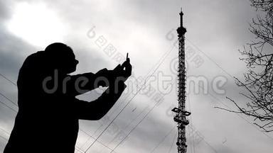 一个有两部电话的男人正在寻找一个价格低廉的电话塔背景<strong>网络</strong>，这是一个糟糕的<strong>信号</strong>