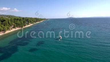 在希腊Neos Marmaras Halkidiki地区的绿松石海中的帆船的鸟瞰图，用无人驾驶飞机前进