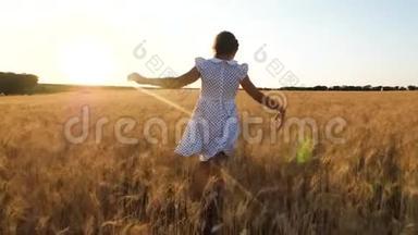 快乐的小女孩正在一片成熟的麦田里<strong>飞翔</strong>，在夕阳的背景下，慢悠悠地<strong>飞翔</strong>