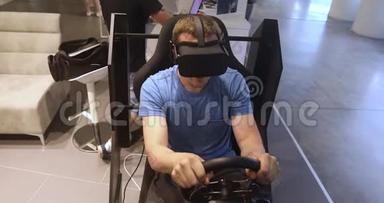 男子在VR耳机游戏模拟车玩赛车