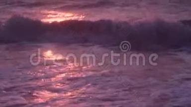<strong>海浪</strong>，泡沫，<strong>海浪</strong>，在潮湿的沙滩上，黑暗的大海，在橙色日落的背景下