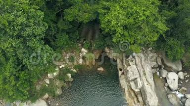 热带森林和河流在悬崖上的鸟瞰图。 热带雨林中的湖泊。 无人机视图