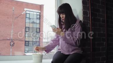 女商人坐在窗台上吃<strong>方便</strong>面，靠在砖楼上