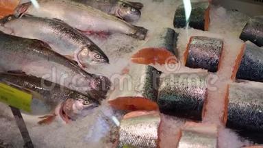 冷冻鱼。 新鲜鱼市场。 在市场上出售鱼类。 冰上鲑鱼。 新鲜的鱼在冰上出售在市场上。 一串