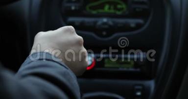 一个女人`手在车里切换齿轮。