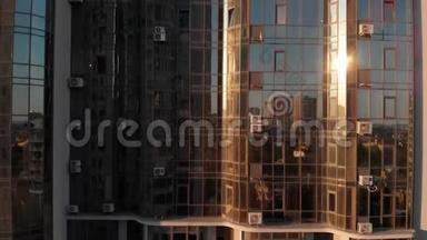 现代<strong>设计</strong>摩天大楼的空中拍摄，室外有<strong>玻璃窗</strong>。现代公寓建筑玻璃立面