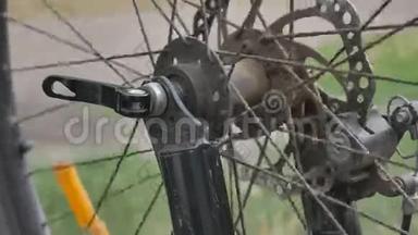 那个女孩打破了自行车的轮子。 自行车<strong>修理</strong>。 骑自行车的人<strong>正在修理</strong>自行车。 在轮子上打洞。