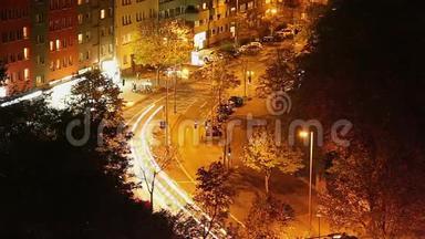 城市街道夜间时间推移，长时间暴露交通灯，汽车
