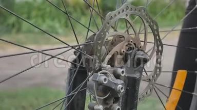 那个女孩打破了自行车的轮子。 自行车修理。 骑自行车的人正在修理自行车。 在轮子上打洞。