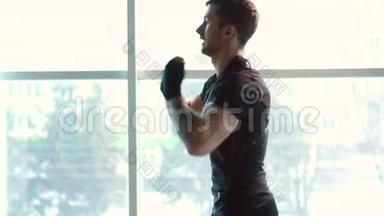 拳击手在健身房和影子打架