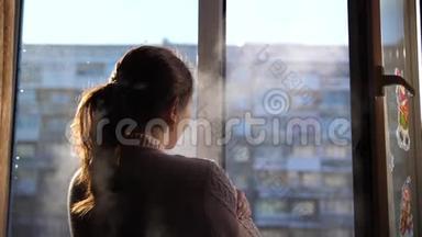 <strong>寒冷的冬天</strong>。 女孩打开窗户，在<strong>寒冷的</strong>空气中呼吸。
