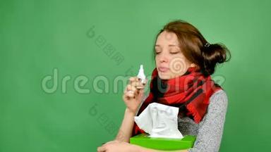 一个有吸引力的黑发流感的肖像。 女孩感冒了，发烧了，脖子上裹着围巾。 她挖鼻子
