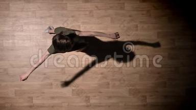 年轻女孩的剪影是跳舞，在木地板上旋转，影子，芭蕾概念，动作概念，顶级镜头