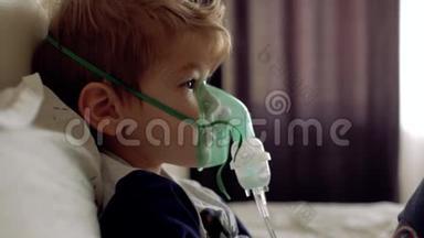 男孩透过吸入器的透明面罩呼吸。那男孩自己做的。脸上的吸入式面罩