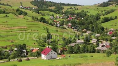 乌克兰喀尔巴阡山美丽的青山和村庄