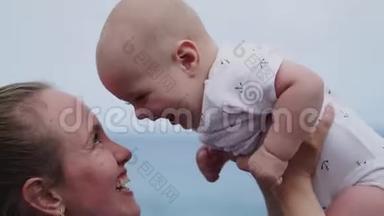 家庭假日在特内里费，西班牙，欧洲。 妈妈和宝宝在户外海洋。 肖像旅游游客-母亲带孩子