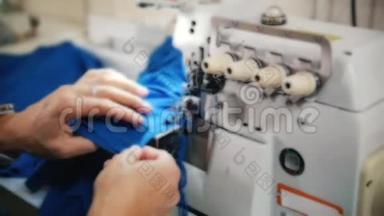 做衣服。 女人在缝纫机上用布工作。 <strong>注重</strong>工具