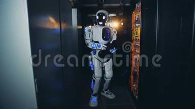 一个机器人走在一个数据中心的走廊里，关门。