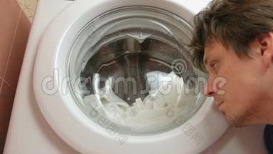 人类对洗衣机进行诊断。 听听洗衣机是怎么工作的。