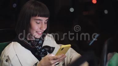 迷人的微笑年轻女子在<strong>公共交通工具</strong>使用手机。 她在发短信，检查邮件，聊天或