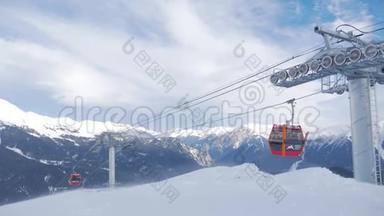 冬天的全景，滑雪<strong>电梯</strong>和雪覆盖的山在一个阳光明媚的日子。 山脉滑雪<strong>电梯</strong>在行动。