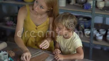 一位年轻女子和她的小儿子上了陶艺大师班