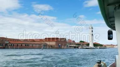 意大利威尼斯-2018年7月7日：从海上到威尼斯群岛的景色.. <strong>蔚蓝</strong>的<strong>大海</strong>，天空，夏日。 布拉诺岛