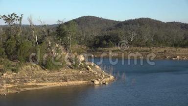 白天，昆士兰州托沃姆巴地区的乌鸦巢湖坚持不懈。