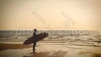 4K. 冲浪者的轮廓站在海边，在热带海滩日落时有长长的冲浪板，复古的颜色风格