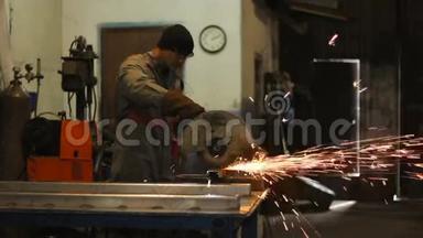 钢铁厂的手工工人在金属片上使用圆形刀片。 多利射击
