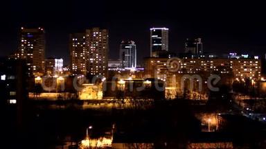 夜城。 城市的夜灯。 平静的夜城