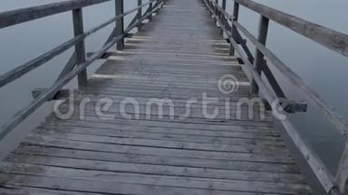 一个人独自走在老木墩或河上的桥上。 宁静和放松