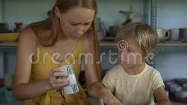 一位年轻女子和她的小儿子上了陶艺大师班