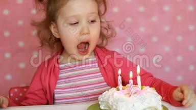 有趣的快乐孩子在聚会上吹灭<strong>生日蛋糕</strong>上的蜡烛。 可爱的小女孩。 <strong>儿童</strong>假期`概念.. 3
